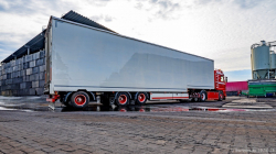 20251019-Tom-Holding-00603